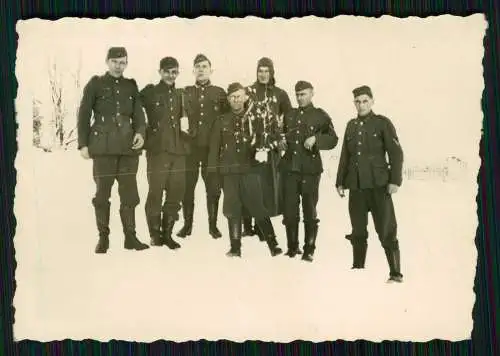 13x Foto Soldaten Wehrmacht - kleines Wachhäuschen und andere