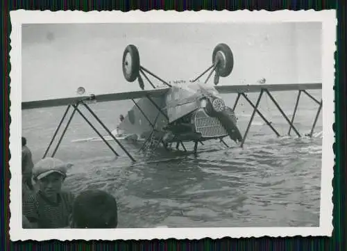 Foto Flugzeug Aircraft - am Strand auf Kopf liegend - 1935-40