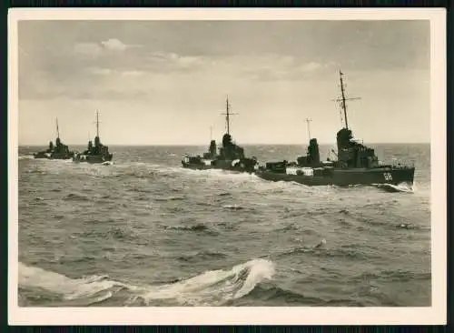 Foto AK 15x10,5cm - Kriegsschiffe Kriegsmarine - Torpedoboote in voller Fahrt