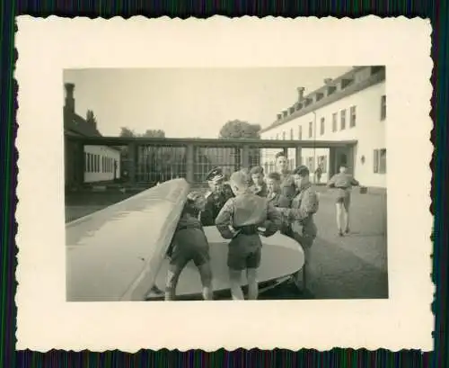 2x Foto - Jungs kurze Hose mit Segelflugzeug - Luftwaffe Kaserne o.ä. .....