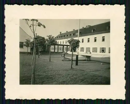 2x Foto - Jungs kurze Hose mit Segelflugzeug - Luftwaffe Kaserne o.ä. .....