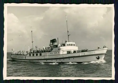 Foto - Passagierschiff Frisia IV - der Reederei Norden Frisia auf See Fahrgäste