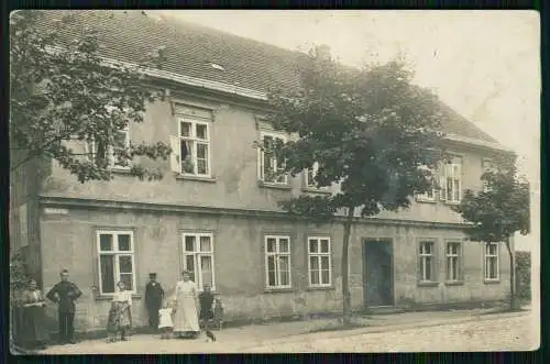 Foto AK - Hausansicht Fassade Schild Bahnhof-Str. Bewohner - Wo ? um 1910