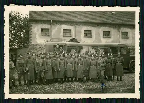 5x Foto Wehrmacht Soldaten mit Omnibus und Reparatur am Reifen