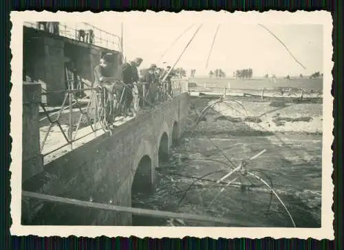 Foto Wehrmacht Soldaten und andere Angel Fischfang von Brücke Holland Belgien