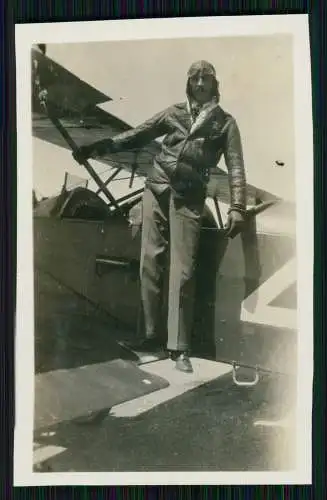 Foto Flugzeugführer Pilot Fritz Finkbe ? am auf Flugzeug Aircraft Standportrait