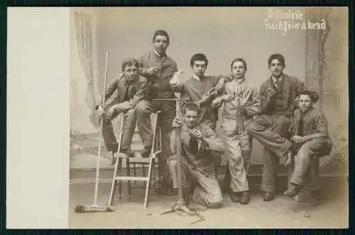 Foto AK Stiftcolone Gruppe Lehrlinge nach Feierabend Metallberuf um 1910