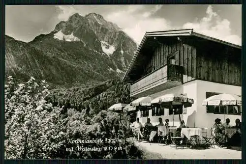 Korbinianhütte am Kranzberg bei Mittenwald Ausflugsziel Terasse mit Wetterstein