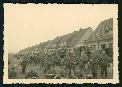 Foto Soldaten Wehrmacht Vormarsch Westfront Rast Dorf Siedlung Grenze Belgien ?