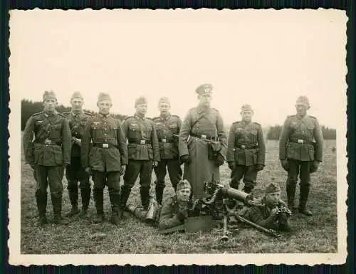 Foto Soldaten Wehrmacht Gruppe MG-Trupp Dreibein Fernglas Schulterklappe Rgt. 22