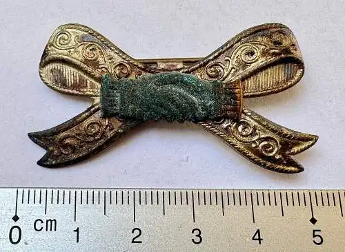 Militärisches Abzeichen um 1900 - Handschlag Messing Patina angelaufen - 5 cm