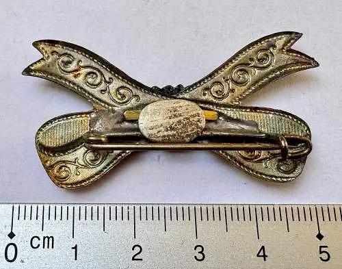 Militärisches Abzeichen um 1900 - Handschlag Messing Patina angelaufen - 5 cm