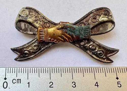 Militärisches Abzeichen um 1900 - Handschlag Messing Patina angelaufen - 5 cm.