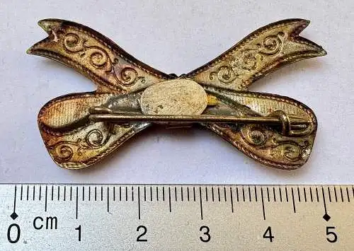 Militärisches Abzeichen um 1900 - Handschlag Messing Patina angelaufen - 5 cm.