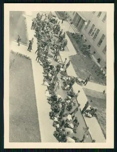 2x Foto - Soldaten Wehrmacht - großer Zeug Appell vor Gebäude in der Kaserne