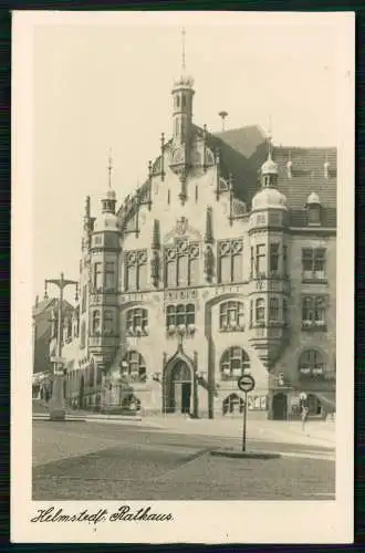 Foto AK - Helmstedt in Niedersachsen - Partie am Rathaus - Bahnpost gelaufen