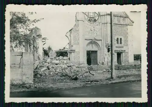 2x Foto- Soldaten Wehrmacht - Kriegszerstörung Kathedrale Kirche Frankreich 1940