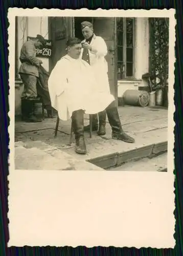 5x Soldaten Wehrmacht Truppenfriseur im Feld und Kaserne Stahlhelm-Haarschnitt ?