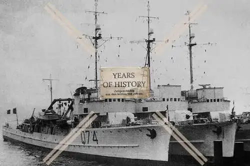 Repro Foto Marine Kriegsboote im Hafen