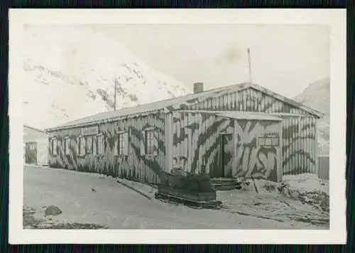 2x Foto Wehrmacht - Barackenlager in Wintertarn - mit Aufschrift Helmut Schepke