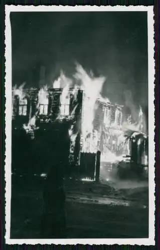 2x Foto Wehrmacht Soldaten in Lowicz Lowitsch Polen - alles brennd