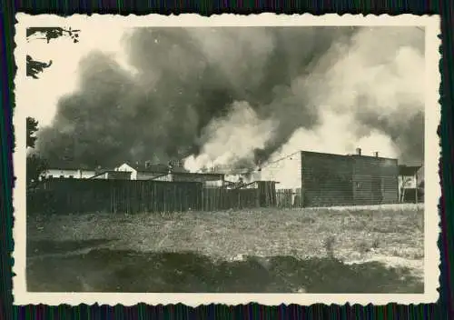 2x Foto Wehrmacht Soldaten in Lowicz Lowitsch Polen - alles brennd