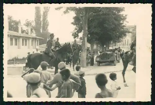 2x Foto - Soldaten Wehrmacht - Vormarsch Dorf Bulgarien Balkan .......