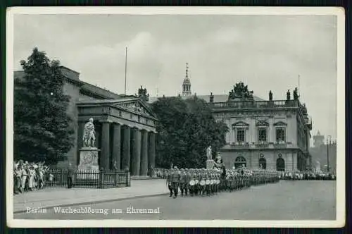 AK – Berlin – Wachablösung am Ehrenmal