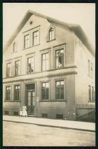 Echt Foto AK Hausfassade mit Bewohner im Fenster - rechte Seite Wandwerbung 1930