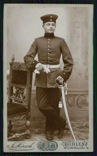 CDV Foto Soldat in Uniform Säbel - Atelier Hirsch KOBLENZ Alt-Löhrthor-Strasse 9