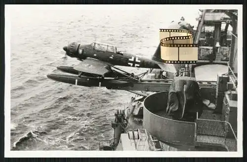 Foto AK - Schwerer Kreuzer Prinz Eugen - Kriegsmarine Bordflugzeug Arado Ar 196
