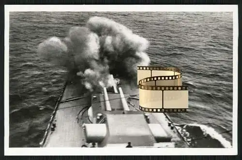 Foto AK - Schwerer Kreuzer Prinz Eugen - Kriegsmarine feuert Seeschlacht ....