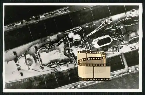 Foto AK - Schwerer Kreuzer Prinz Eugen -  in Brest Finistère im Dock Luftbild