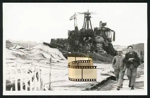 Foto AK - Schwerer Kreuzer Prinz Eugen -  in Brest Finistère unter Tarnnetz Dock
