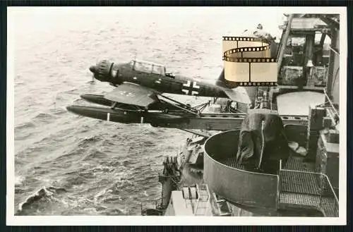 Foto AK - Schwerer Kreuzer Prinz Eugen - Katapultstart Bordflugzeug Arado Ar 196