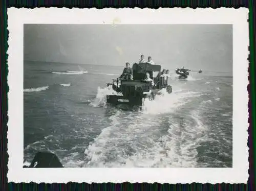 2x Foto - Soldaten Wehrmacht SdKfz Flak Halbkettenfahrzeug - Strand Frankreich