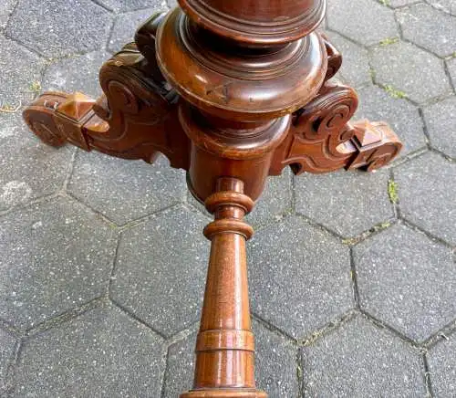 Orig. Tisch Gründerzeit ca. 1880 und 2x dazugehöriger Muschel-Stuhl gleiche Zeit