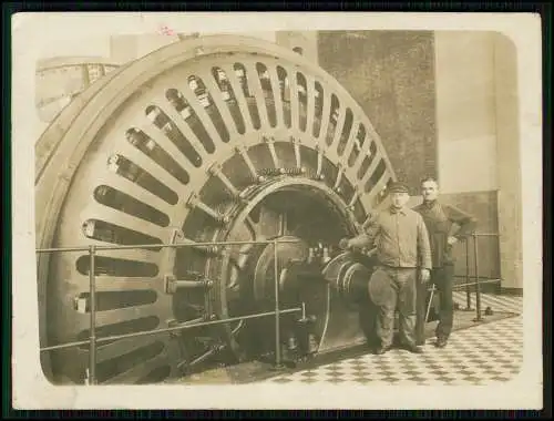 altes Industrie-Foto - großer Generator in einem Kraftwerk um 1930