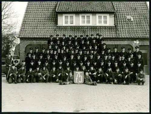 Foto 24x18cm - 75 Jahre Feuerwehr Holtorf Nienburg Weser Gruppe vor Gerätehaus