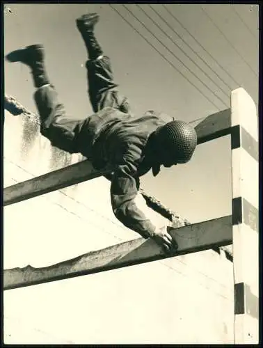 Großes Presse Foto 24x18cm - Soldat l'Espalier du Parcours du Combattent Kämpfer