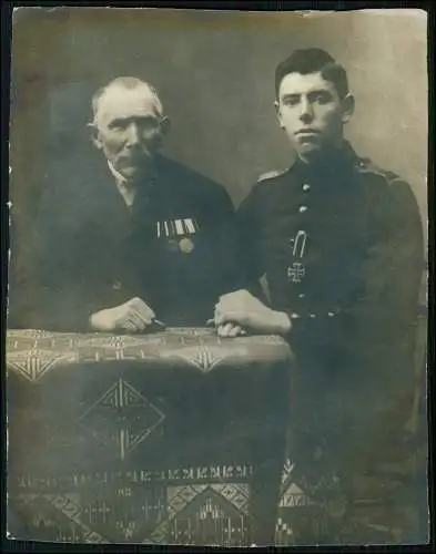 Großes Foto 22x17cm - Vater und Sohn - Orden 1870-71 - Sohn 1. WK Eiserne Kreuz