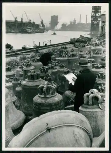Großes Foto 18x13cm -  Kirchen-Glocken-Friedhof im Hamburger Hafen - 1943-48
