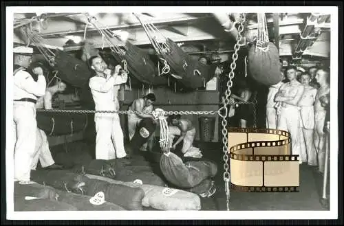 Foto AK - Panzerschiff Kreuzer Deutschland bzw. Lützow - unter Deck Hängematten
