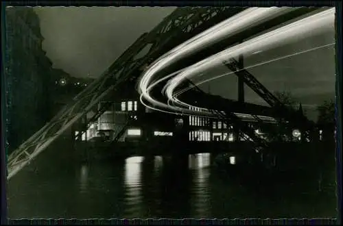 Foto AK - Wuppertal-Elberfeld - Schwebebahn an den Bayer-Werken bei Nacht