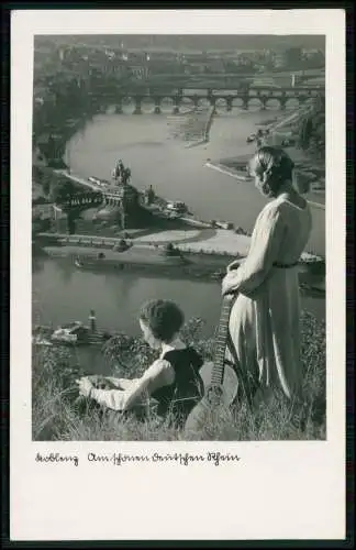 Echt Foto AK - Koblenz am Rhein Damen mit Gitarre schauen auf Deutsches Eck 1939