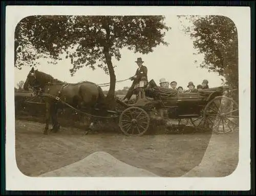 2x Foto - Familie in der Kutsche Pferde Ausflug - Monarchie Adel Militär - 1910