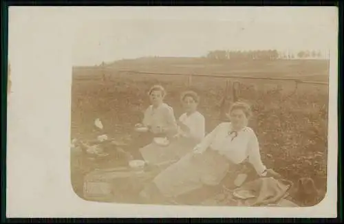 Foto AK Arnstadt in Thüringen - Damen Picknick -Bahnpost Erfurt-Themar 1916 gel.