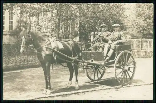 Echt Foto AK - Zwei Männer auf einer Pferdekutsche mit Pferd - Einachsig - 1910