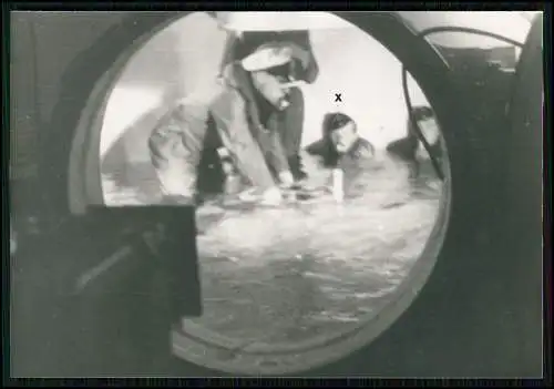 15x Foto kein Original nach 1945 - Marine Soldat - bei Tauch-Übung und andere