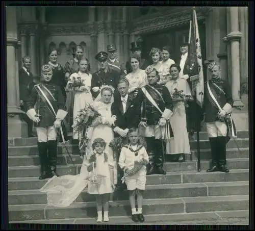 Foto - Sudentika Studenten in Wichs mit Prunkfahne - Hochzeit auch Soldat dabei